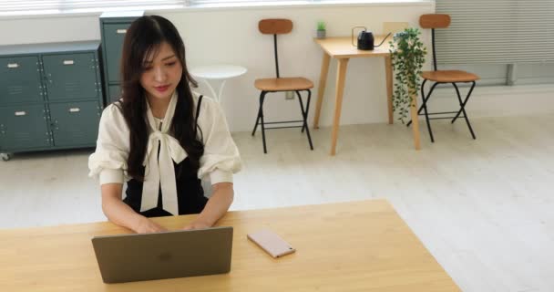 Токио Япония 2022 Рабочая Сцена Исполняется Японской Моделью Офисе Высококачественные — стоковое видео