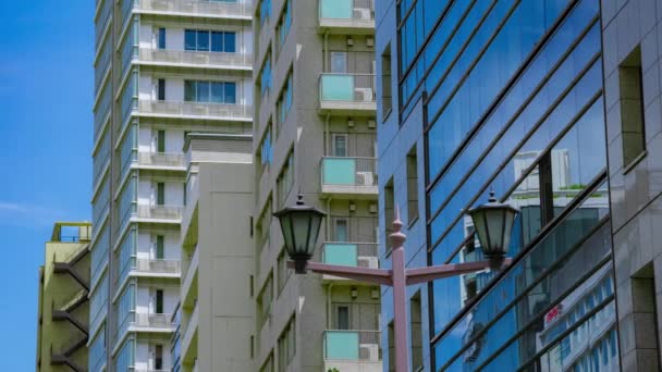 Timelapse Cloud Reflecting Building Business Town Long Shot Panning High — Vídeos de Stock