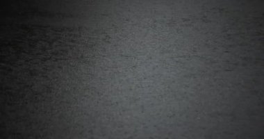 Yağmurlu bir günde su birikintisinin yavaş akışı. Yüksek kalite 4K görüntü. Nerima Bölgesi Shakujii Tokyo Japonya 08.04.2022