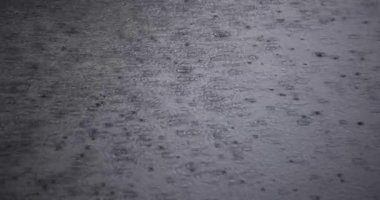 Yağmurlu bir günde su birikintisinin yavaş akışı. Yüksek kalite 4K görüntü. Nerima Bölgesi Shakujii Tokyo Japonya 08.04.2022