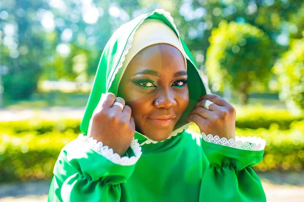 Moderne authentische gemischte islamische Frau in grünem Baumwoll-Hijab mit wunderschönem Make-up im Freien im Sommerpark — Stockfoto