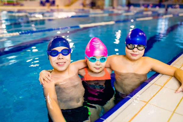 Ragazzi e ragazze disabili con sindrome di Down in cuffia da nuoto con occhiali — Foto Stock