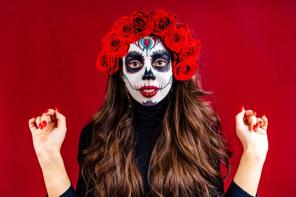 1 y 2 de noviembre celebración del día de los muertos en México concepto mujer con cara de cráneo grimm y paño negro en estudio —  Fotos de Stock