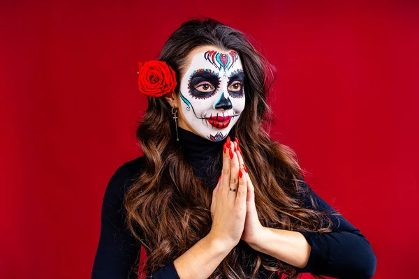 Bonita glamorosa hermosa mexicana ojos marrones oscuros mujer lista para el día de Santa Muerte —  Fotos de Stock