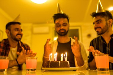 Doğum günü partisindeki restoranda Hintli arkadaşlar