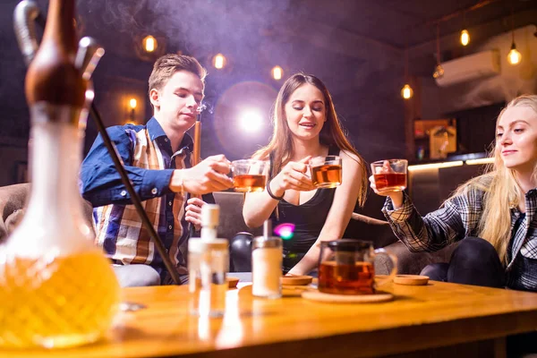 Friends party in hookah lounge smoking shisha night time — Stock Photo, Image