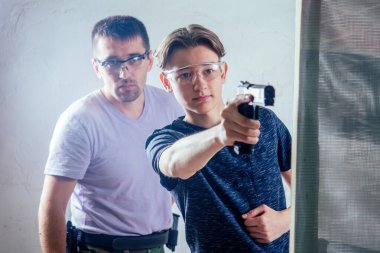 Nefsi müdafaa için tabanca kullanan bir hedef.