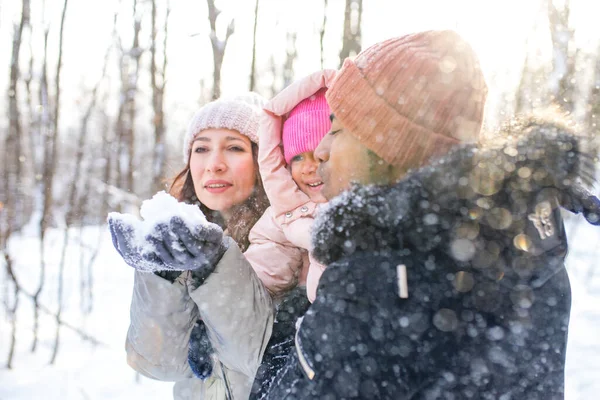 Szczęście podekscytowani ludzie w ciepłej odzieży w zimie na zewnątrz — Zdjęcie stockowe