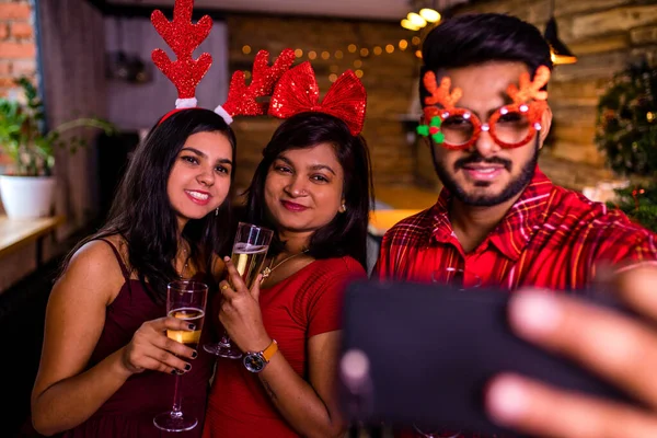 Gruppo di amici indiani tifo con champagne flauti e fare foto selfie al telefono mentre hanno festa in cucina a stare a casa quarantena corona virus epidemia partito — Foto Stock