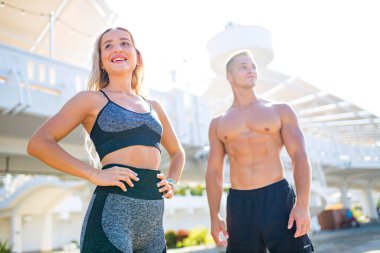 Tropik bölgelerde direniş bandıyla yapılan çift egzersizleri.