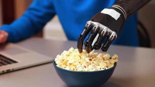 Joven hombre viendo una película en el ordenador portátil y comer maíz pop en casa — Vídeos de Stock