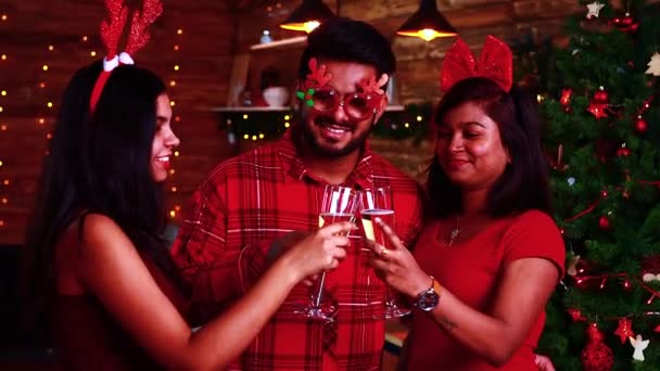 Grupa indyjskich przyjaciół wiwatujących z flet szampan i wygląda szczęśliwy mając imprezę w kuchni w domu kwarantanna Wirus korony ognisko party — Wideo stockowe