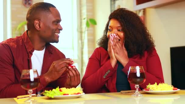 Schöner eleganter Mann macht seiner schönen Freundin einen Heiratsantrag, während sie ein romantisches Date im Wohnzimmer haben — Stockvideo