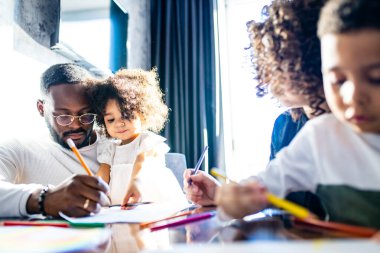 Bir evi dekore eden yaratıcı bir aile Amerikan bayrağı çekiyor.