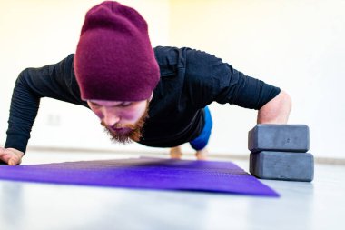 Sağlıklı yaşam tarzı kavramı - evde egzersiz yapan adam