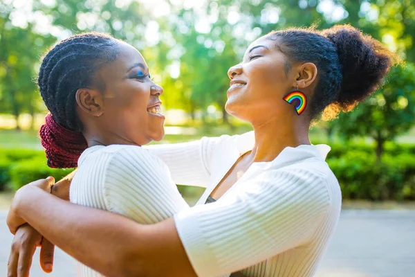 Africano americano pareja de dos jóvenes bellas mujeres en verano parque — Foto de Stock