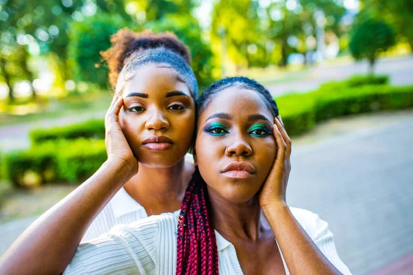 Αφροαμερικανοί ζευγάρι δύο νέων όμορφων γυναικών στο καλοκαιρινό πάρκο — Φωτογραφία Αρχείου