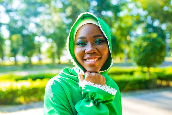 Brasilianerin im grünen Hijab mit Make-up und Nasenpiercing draußen im Sommerpark — Stockfoto
