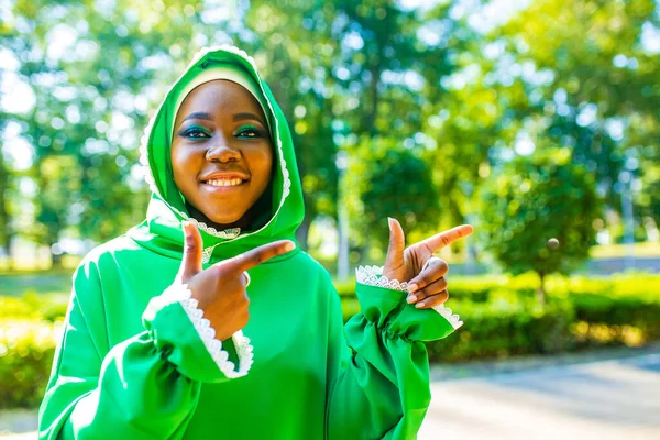 Donna brasiliana in hijab verde con trucco e piercing al naso all'aperto nel parco estivo — Foto Stock