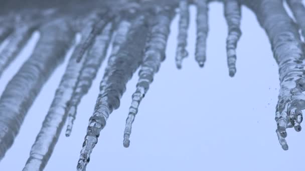 挂在屋顶上的冰柱冬天俄罗斯天 — 图库视频影像