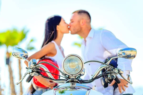 Belo jovem casal em um capacete montando uma scooter na praia paradisíaca tropical — Fotografia de Stock