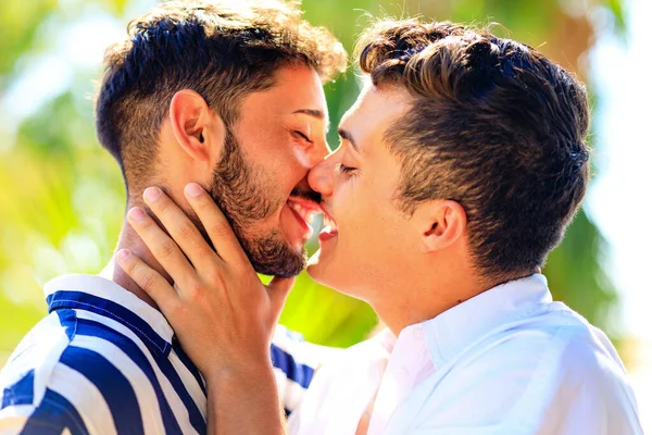 Joven mismo sexo pareja en amor al aire libre juntos mostrando todos de se siente —  Fotos de Stock