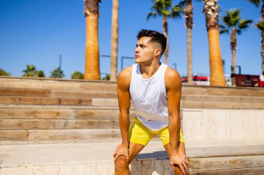 Arjantinli üstsüz adam yaz aylarında Palm Street 'te poz veriyor.