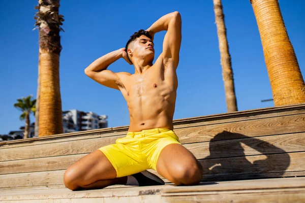 Argentinischer Mann ohne Hemd posiert am Sommerstrand Palmenallee Hintergrund — Stockfoto