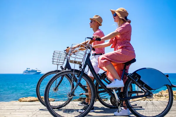 Pessoas adultas felizes casal alegre desfrutar da atividade de lazer ao ar livre andando de bicicleta à beira-mar — Fotografia de Stock