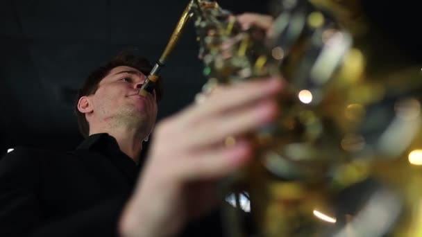 Músico de jazz masculino tocando un saxofón en un restaurante — Vídeo de stock