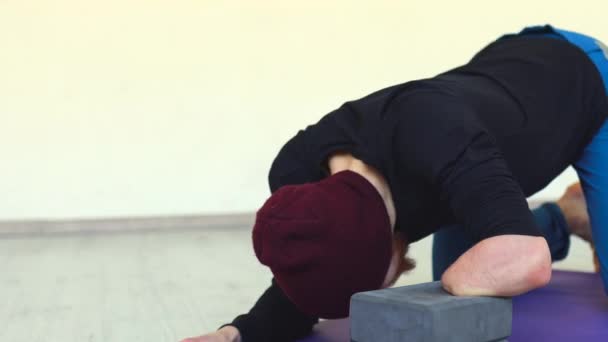 Hombre discapacitado haciendo yoga respiración en casa estancia positiva y fuerte — Vídeos de Stock