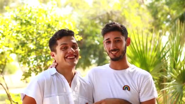 Unga homosexuella par omfamnar och visar sin kärlek till alla — Stockvideo