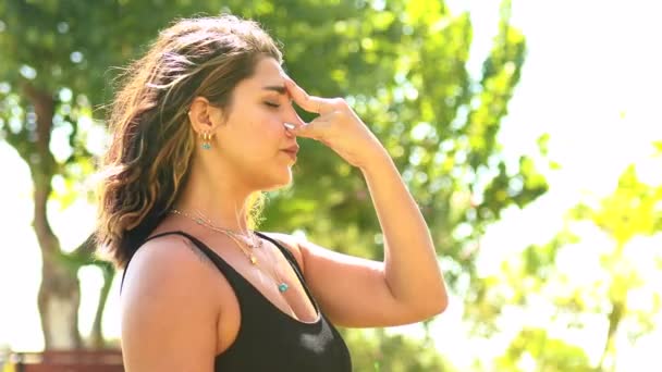 Giovane donna indiana attraente praticare yoga, respirazione profonda calma all'aperto nel parco verde estivo — Video Stock