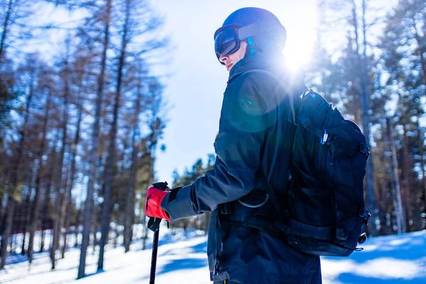 Mężczyzna narciarz w masce google narciarskie i profesjonalny sprzęt narty nasze drzwi w rosyjskim lesie — Zdjęcie stockowe