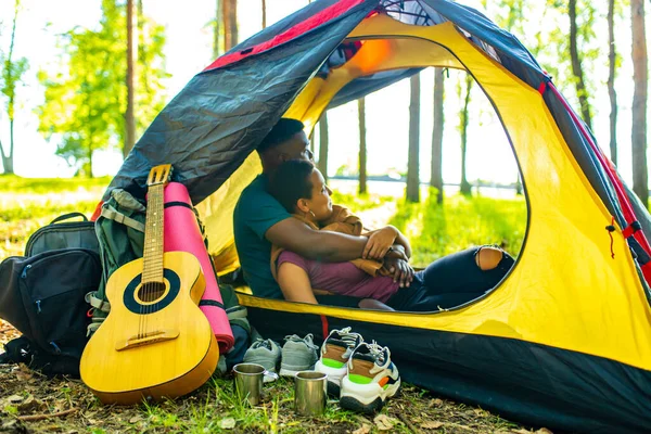 Latino hispânico casal apaixonado juntos em grande dia ensolarado no parque com guitarra e barraca — Fotografia de Stock