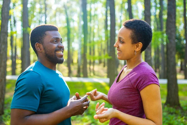 アフリカ系アメリカ人のカップルが夏の公園で — ストック写真