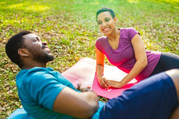 Pareja afroamericana durante tiempo al aire libre en cuarentena encierro en el parque al aire libre — Foto de Stock