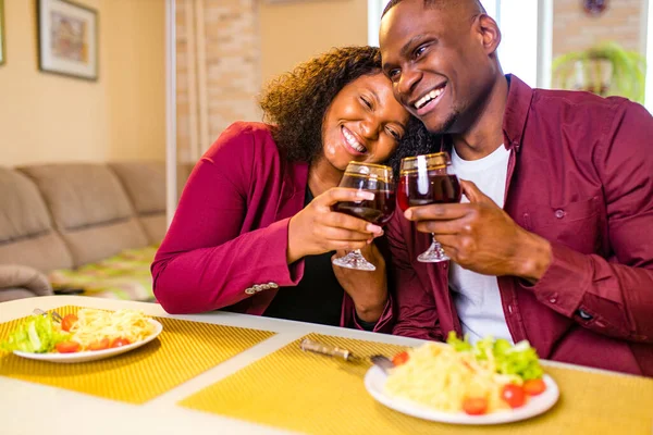 Pareja afroamericana en el amor beber vino de vasos y comer pasta italiana en la sala de estar 14 febrero día de San Valentín — Foto de Stock