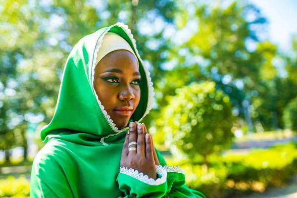 Красива Сучасна Студентка Хіджабі Макіяжем Пірсингом Кільце Носі Відкритому Повітрі — стокове фото