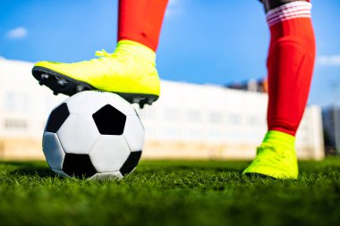 Brezilyalı kaleci futbol antrenmanı sırasında topu stadyumda yakalıyor.