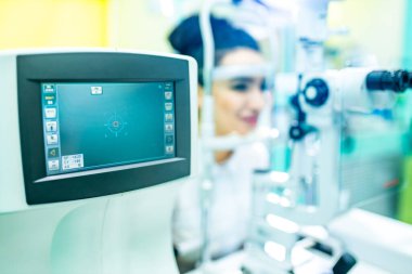 Optometrist laboratuarındaki Arap hasta görme ve görme düzeltmelerini kontrol ediyor.