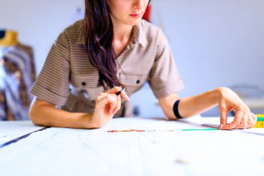 Ev stüdyodaki çalışma masasında çalışan terzi.