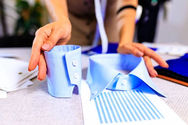 Dressmaker woman showing sample collar and cuff for shirt — Fotografia de Stock