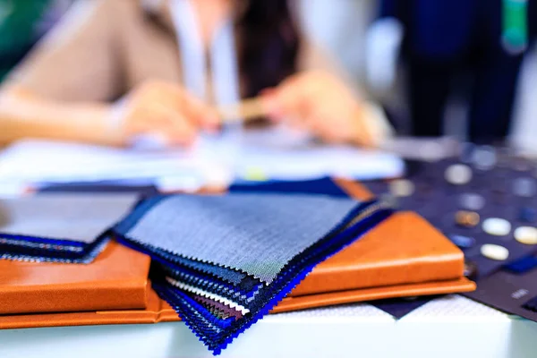 Costureira mulher trabalhando com amostras de cor para seleção nova coleção de roupas — Fotografia de Stock