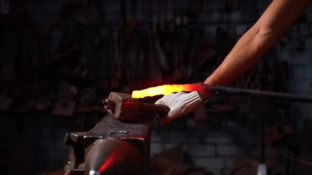 Slow motion närbild hand med hammaren av smed man smider en metall produkt i mörker inomhus studio — Stockvideo