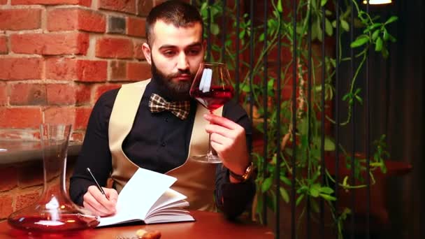 Sommelier homme arabe appréciant boire à l'hôtel lux — Video