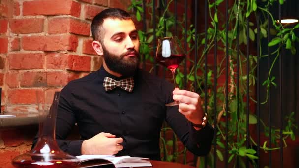 Árabe hombre sommelier apreciar bebida en lux hotel — Vídeo de stock