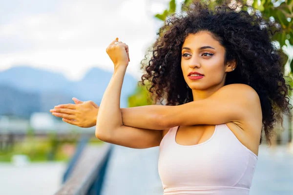 Brasiliana spagnola rilassando i muscoli della mano all'aperto — Foto Stock