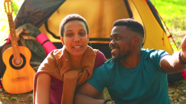 非洲裔拉丁裔夫妇在帐篷里自拍使用现代智能手机视频通话 — 图库视频影像