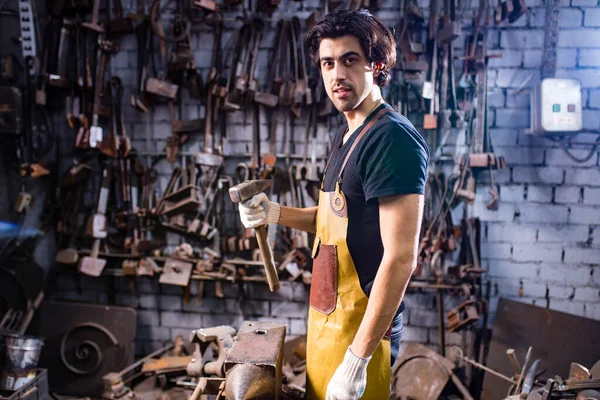 Italiaans brunette man smid werken in de werkplaats — Stockfoto